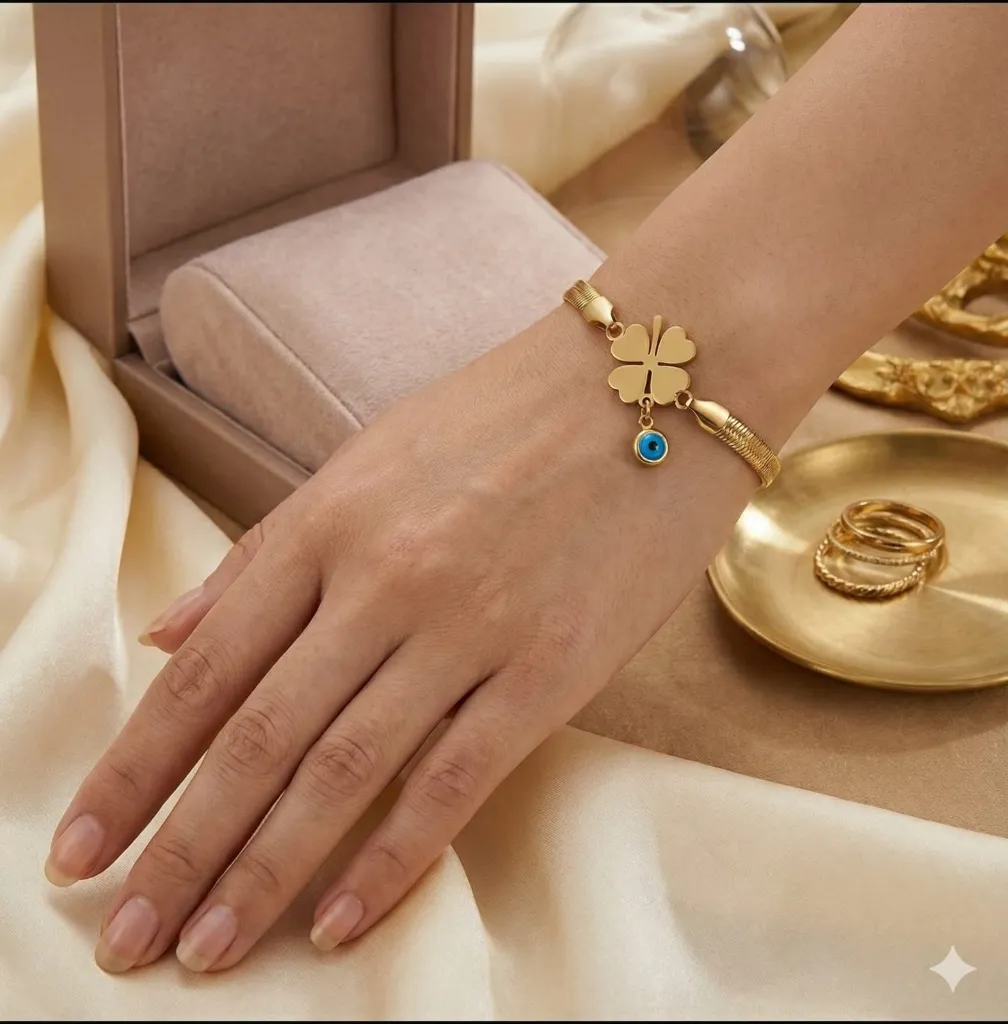 snake bracelet model.webp